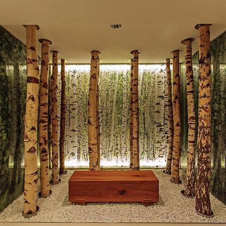 Steigenberger Airport Hotel Berlin Schönefeld Buitenkant foto "The forest is my home"