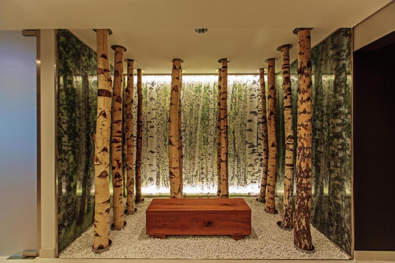 Steigenberger Airport Hotel Berlin Schönefeld Buitenkant foto "The forest is my home"