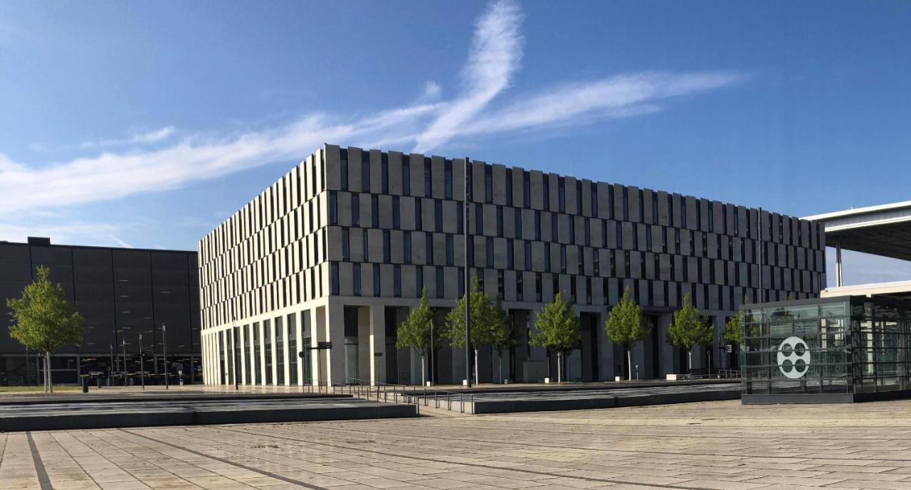 Steigenberger Airport Hotel Berlin Schönefeld Buitenkant foto The building of the museum