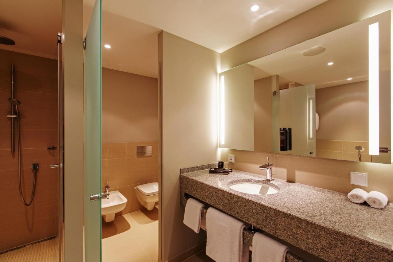 Steigenberger Airport Hotel Berlin Schönefeld Buitenkant foto Bathroom