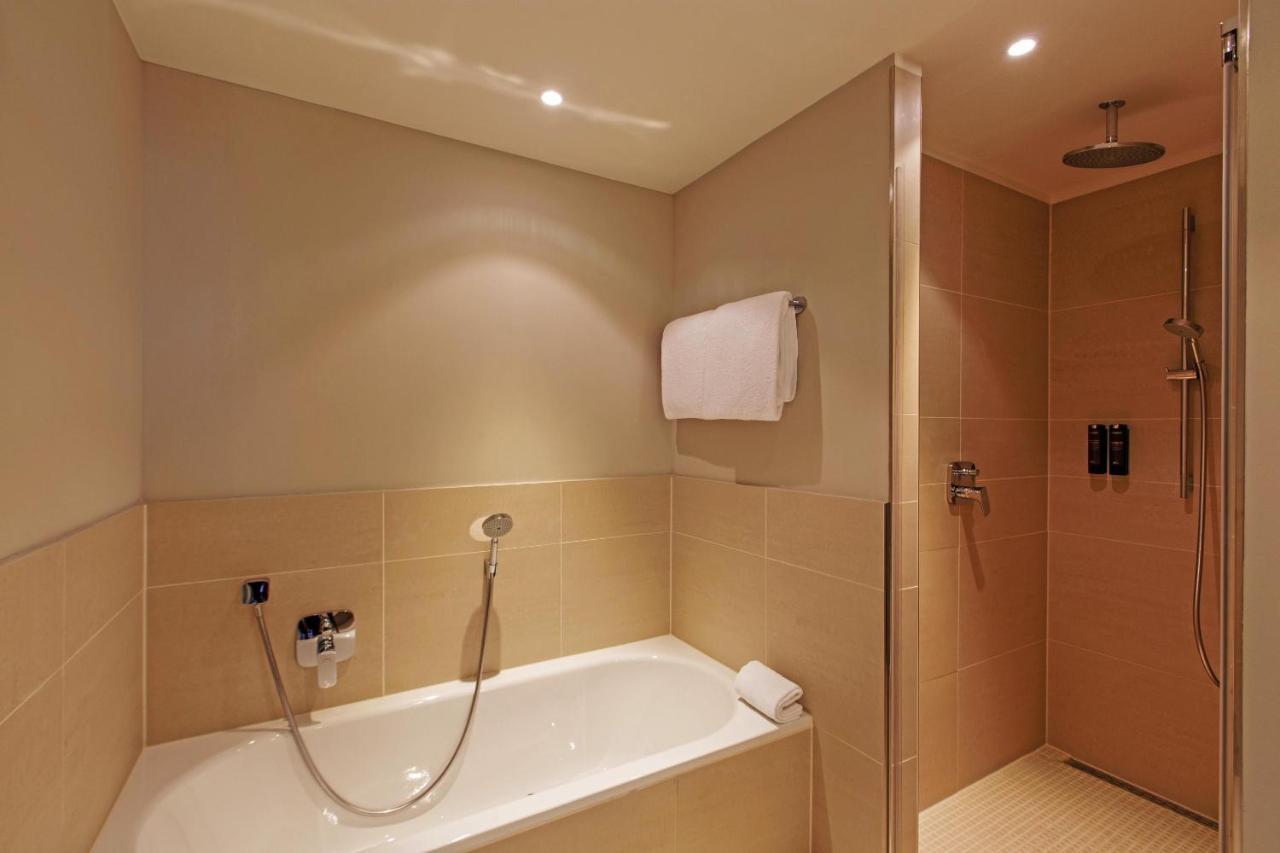 Steigenberger Airport Hotel Berlin Schönefeld Buitenkant foto Bathroom