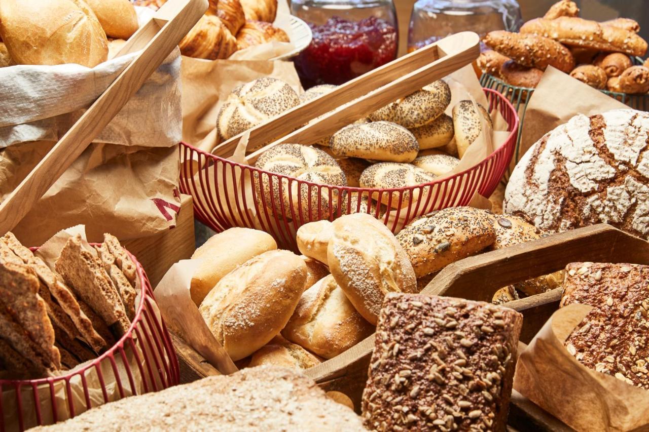 Steigenberger Airport Hotel Berlin Schönefeld Buitenkant foto Bread