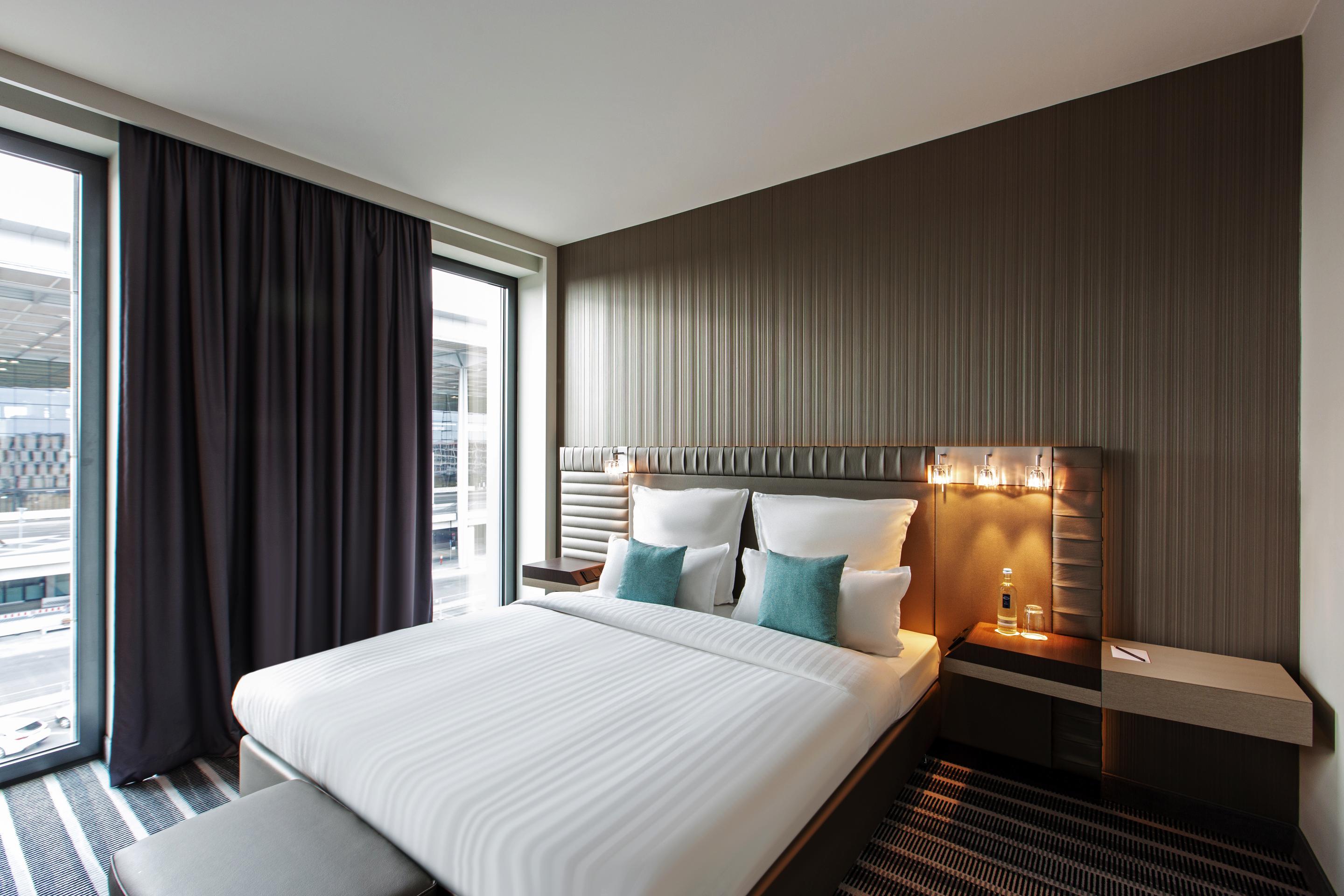 Steigenberger Airport Hotel Berlin Schönefeld Buitenkant foto A room at the hotel
