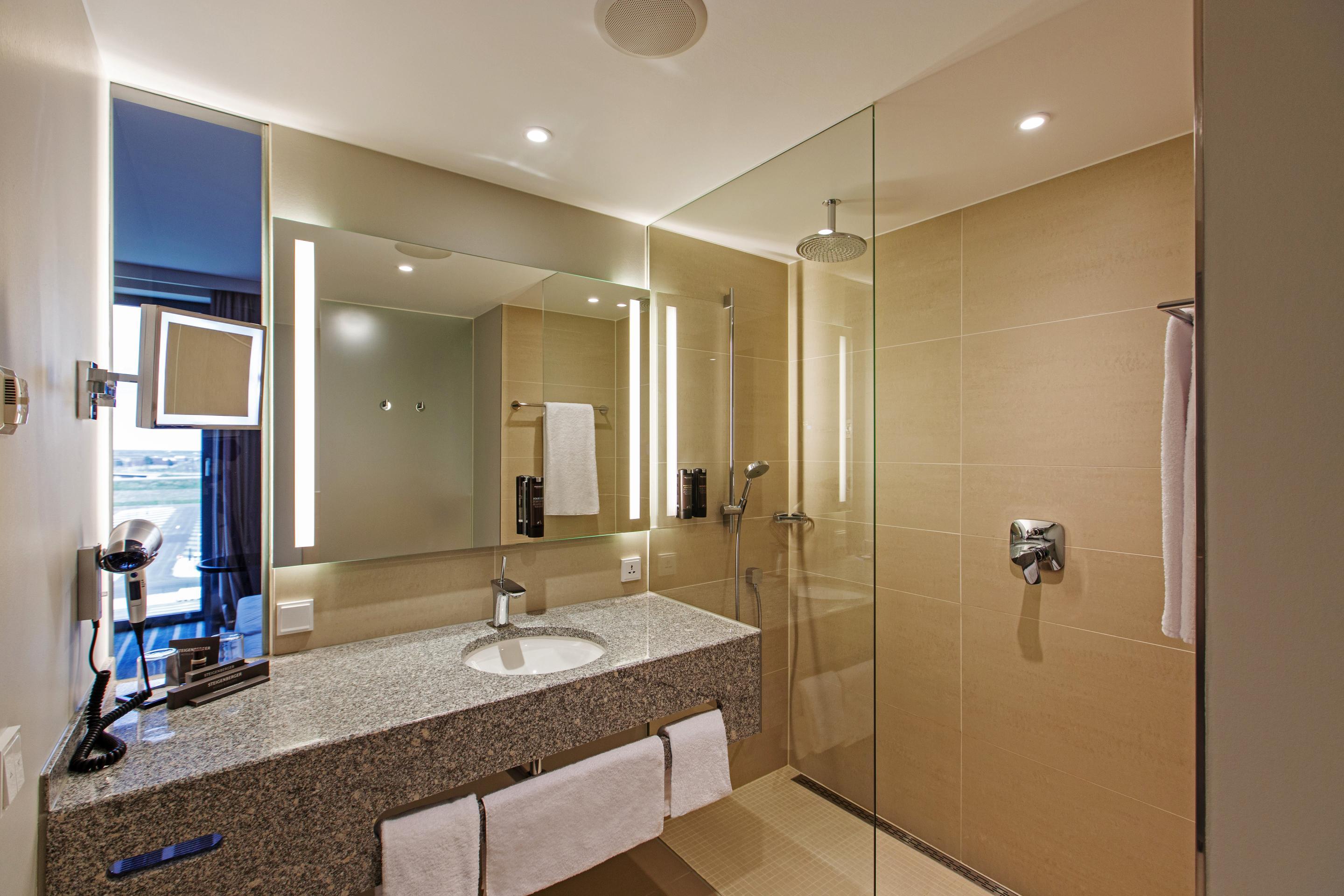 Steigenberger Airport Hotel Berlin Schönefeld Buitenkant foto Bathroom in a room of the hotel