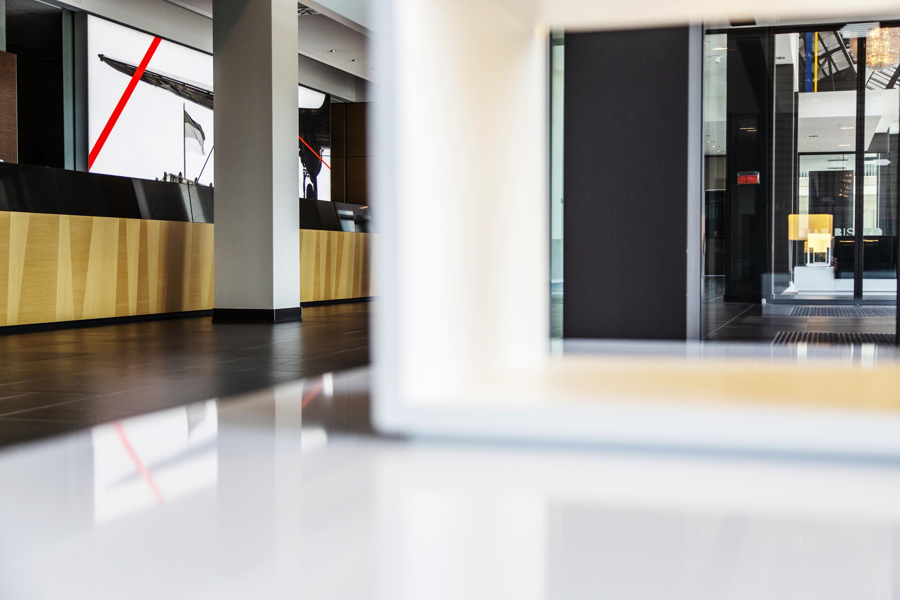 Steigenberger Airport Hotel Berlin Schönefeld Buitenkant foto Reception desk