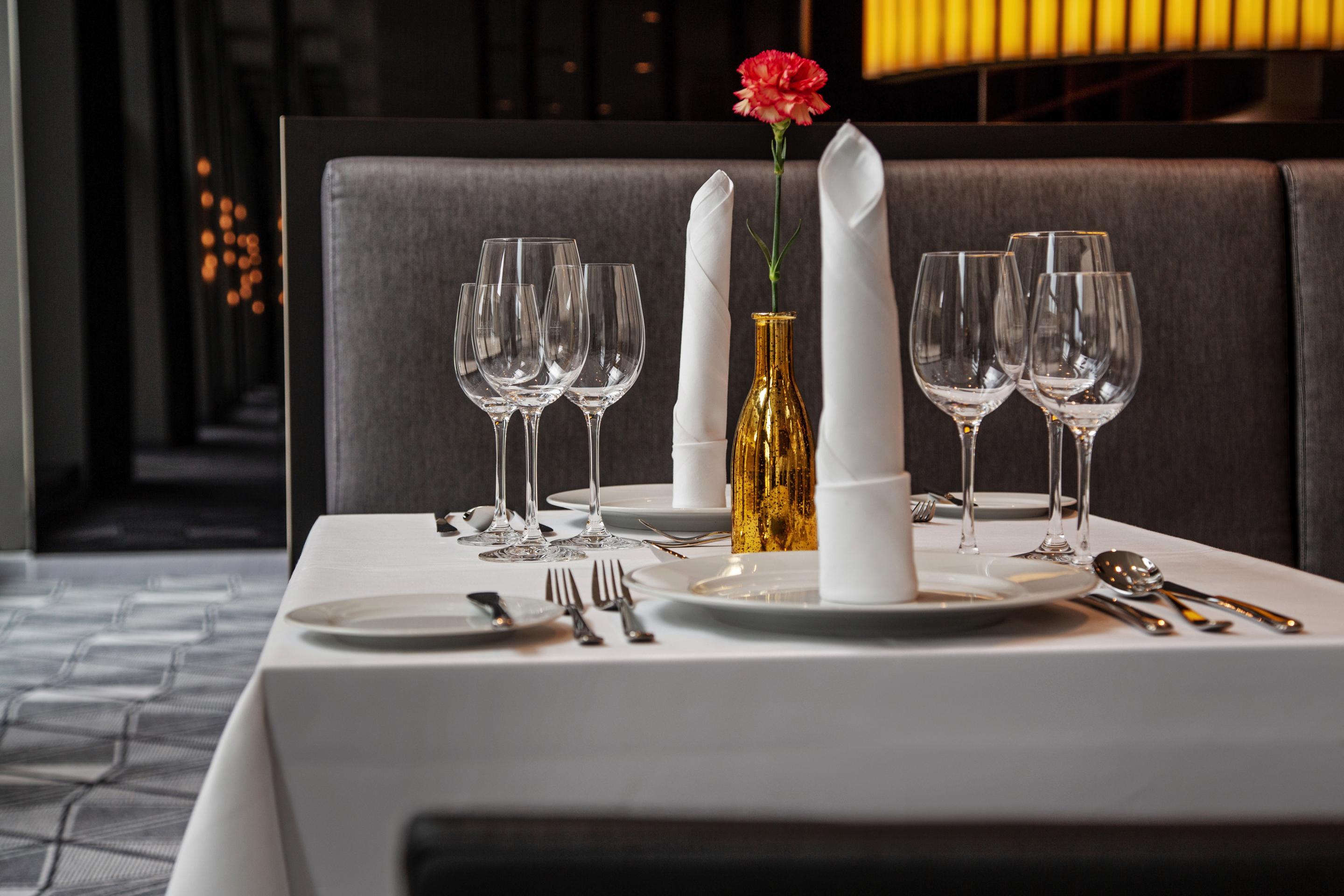 Steigenberger Airport Hotel Berlin Schönefeld Buitenkant foto Restaurant table setting