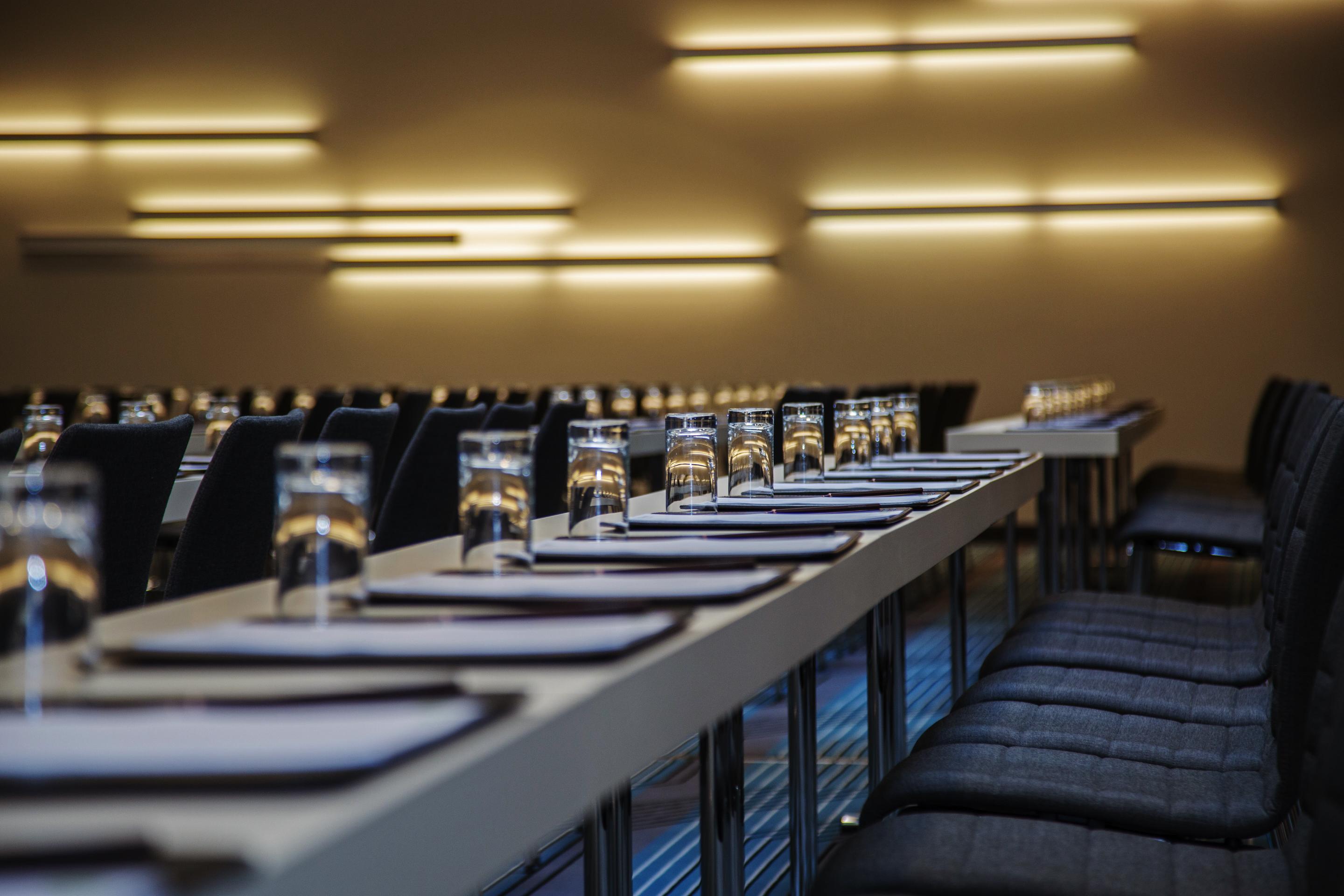 Steigenberger Airport Hotel Berlin Schönefeld Buitenkant foto The meeting room of the hotel