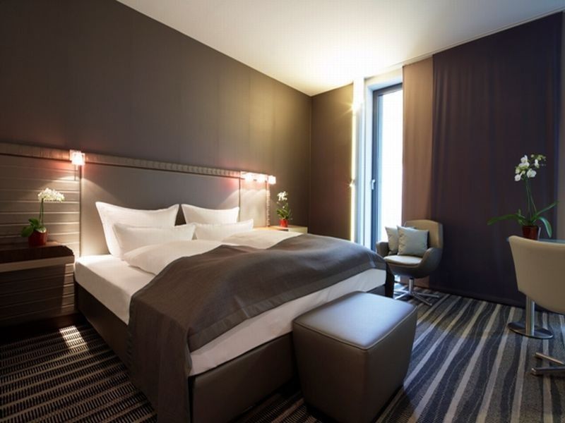 Steigenberger Airport Hotel Berlin Schönefeld Buitenkant foto A room at the hotel