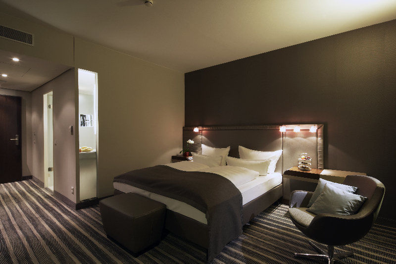 Steigenberger Airport Hotel Berlin Schönefeld Buitenkant foto A room at the hotel